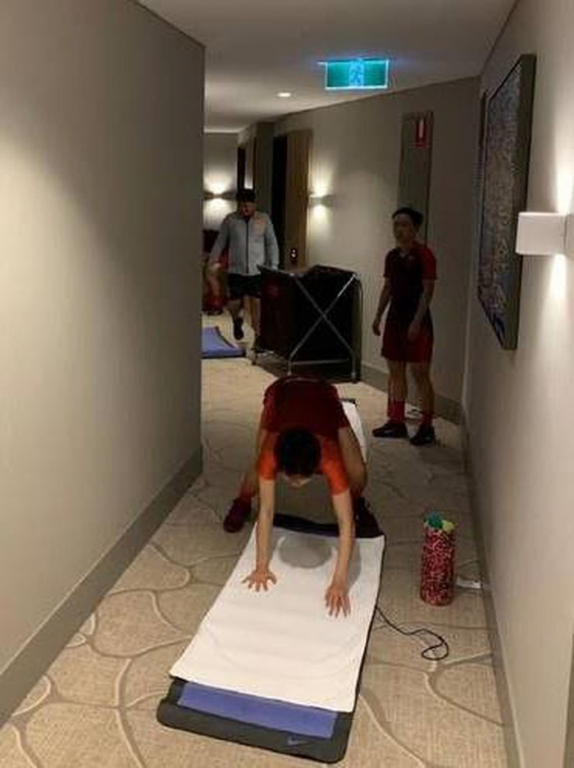 Tuyển nữ Trung Quốc phải tập các bài thể lực bên ngoài hành lang khách sạn tại Australia.