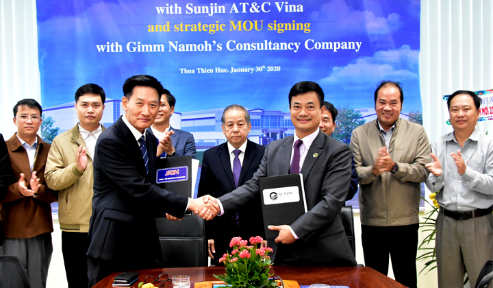 Ông Phan Ngọc Thọ, Chủ tịch UBND tỉnh chứng kiến lễ ký kết giữa nhà đầu tư và Công ty CP Đầu tư Sài Gòn - Chân Mây.