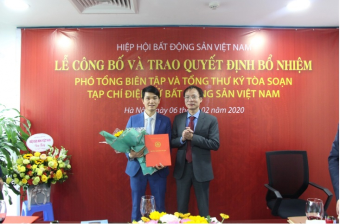 Nhà báo Phạm Nguyễn Toan, Tổng biên tập Tạp chí điện tử Bất động sản Việt Nam đã tặng hoa chúc mừng nhà báo Bùi Văn Khương.