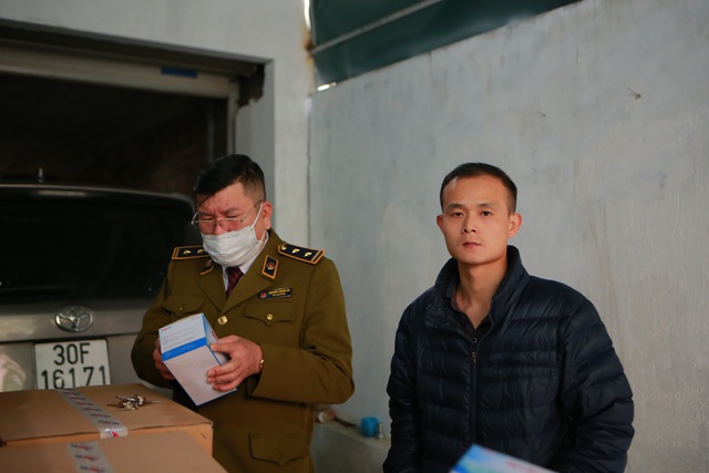 Thu giữ 50 thùng khẩu trang không chứng từ của một người Trung Quốc tại Hà Nội