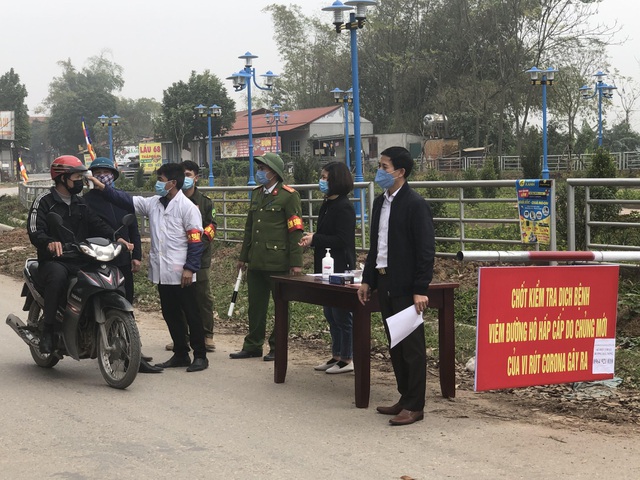 Ông Phạm Thanh Hải - Chánh văn phòng HĐND-UBND huyện Bình Xuyên (đầu tiên, bên phải) đi kiểm tra công tác tại chốt kiểm dịch trên địa bàn ở xã Sơn Lôi (Ảnh: Nguyễn Trường/ Dân Trí).