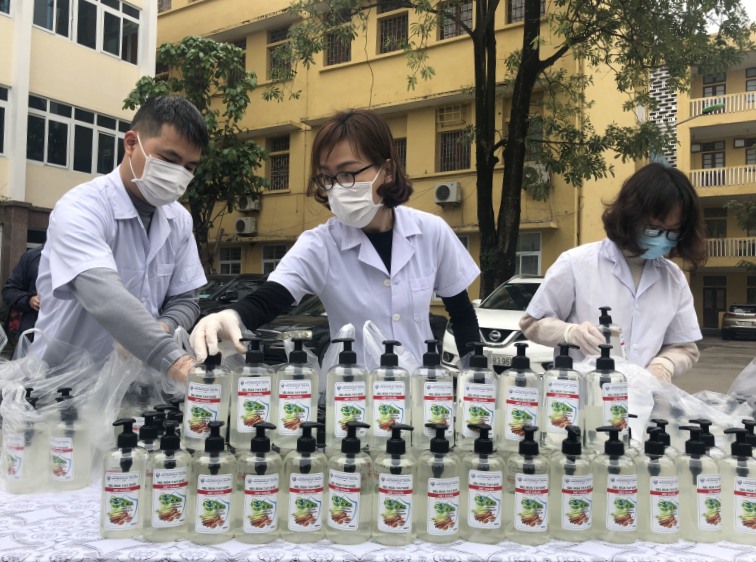 Phát miễn phí nước rửa tay sát khuẩn tại Trường Đại học Thủ đô Hà Nội.