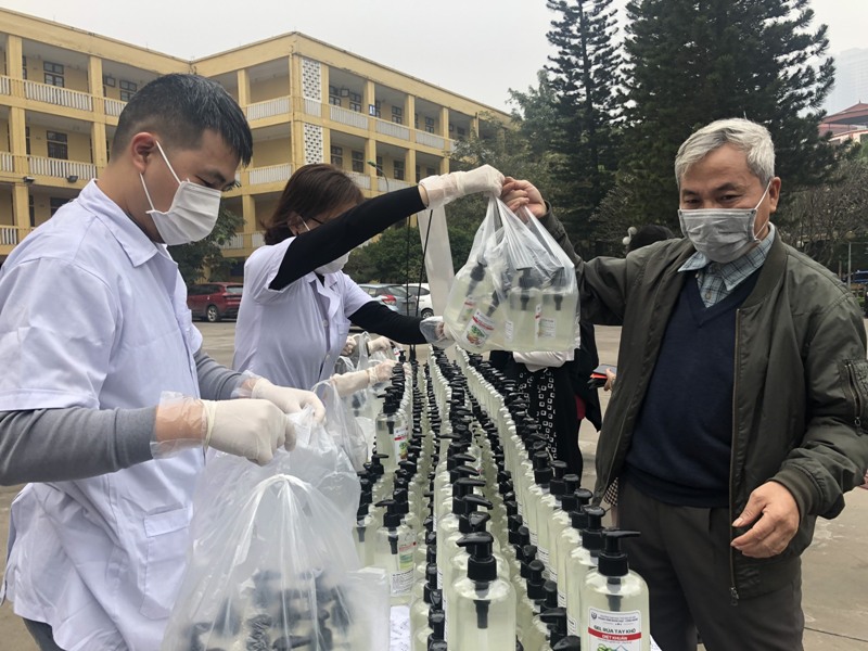 Hơn 500 chai nước rửa tay ''Made in Đại học Thủ đô Hà Nội'' đã được trao tặng