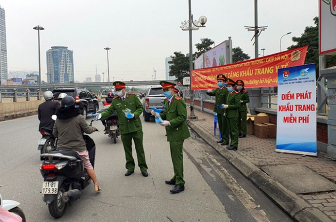 Một điểm phát khẩu trang miễn phí cho người dân của lực lượng Cảnh sát môi trường Công an thành phố Hà Nội