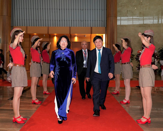 Cán bộ nhân viên Vietjet thực hiện nghi thức đón Phó Chủ tịch nước Đặng Thị Ngọc Thịnh tham dự buổi lễ