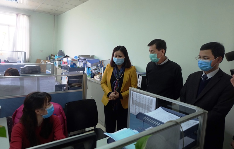  Trưởng ban Dân vận Thành ủy Nguyễn Thị Tuyến kiểm tra công tác phòng, chống dịch bệnh nCoV tại Công ty Young Fast Việt Nam (Khu Công nghiệp Thạch Thất – Quốc Oai)