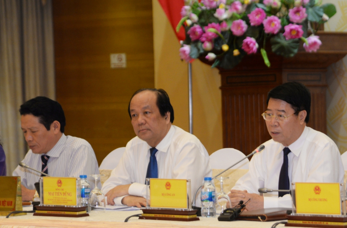 Thượng tướng Bùi Văn Nam - Thứ trưởng Bộ Công an (ảnh ngoài cùng bên phải) trả lời tại buổi họp báo. Ảnh H.Lực