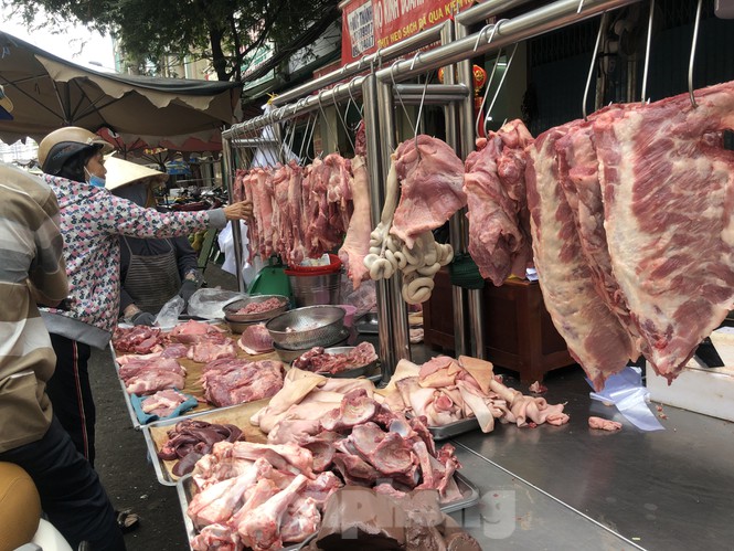 Giá thịt lợn siêu thị, tại chợ bán lẻ chưa giảm dù giá heo hơi đã chạm 72.000 đồng/kg