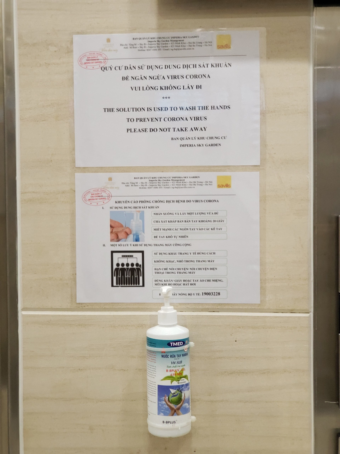 Khuyến cáo phòng chống dịch và dung dịch sát khuẩn được trang bị tại khu vực thang máy chung cư