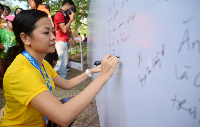 Trong khuôn khổ Long Biên Marathon 2019, doanh nhân Trần Uyên Phương cùng viết thông điệp bảo vệ môi trường 