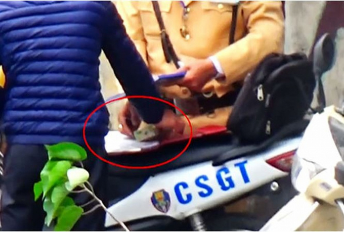 Cảnh sát giao thông “vòi tiền” người vi phạm bị buộc thôi việc.