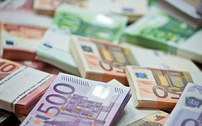 Ngân hàng Trung ương châu Âu (ECB) thông báo sẽ tăng mức hỗ trợ hệ thống ngân hàng châu Âu, mở rộng gói định lượng (QE) từ mức 30 tỉ EUR lên 120 tỉ EUR (tương đương gần 135 tỉ USD).