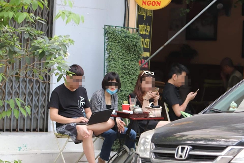 Nhiều hàng quán ở Hà Nội vẫn không chấp hành lệnh đóng cửa.