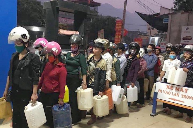 Hà Nội yêu cầu các cửa hàng xăng dầu không bán cho người dân mua bằng can để tích trữ tránh tiềm ẩn nguy cơ cháy nổ.