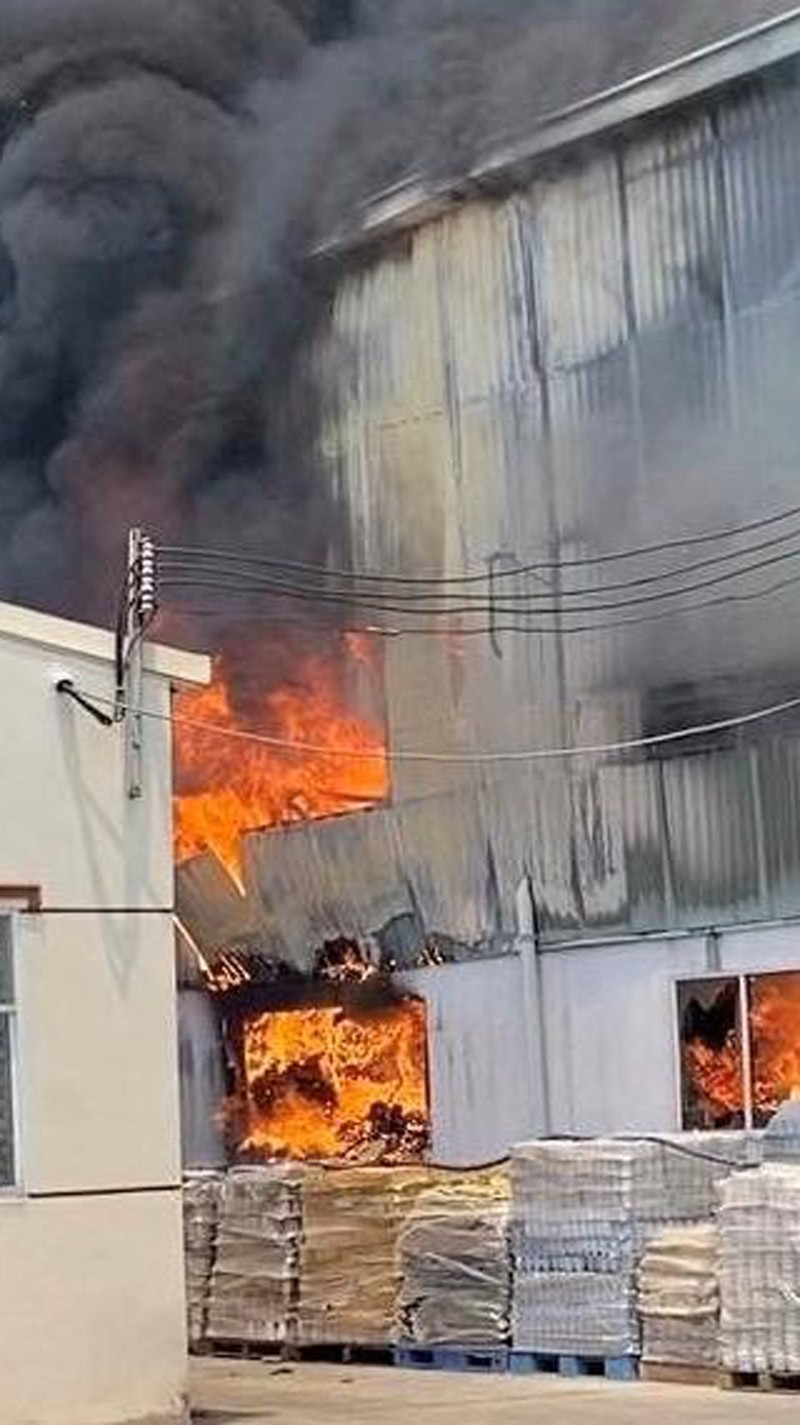 Đám cháy dữ dội tại tại công ty gốm