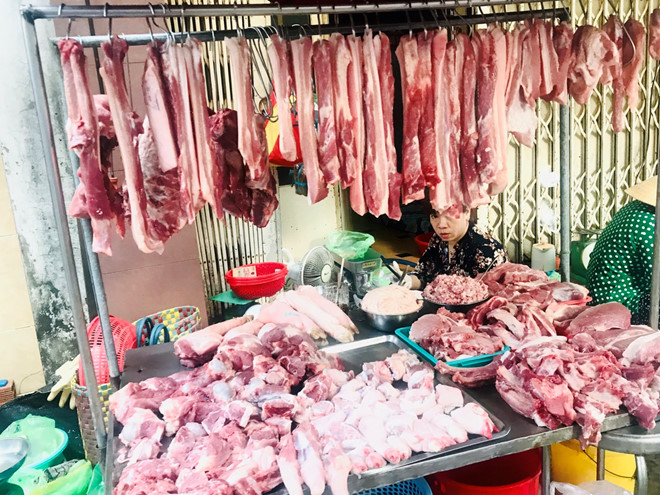Giá thịt lợn vẫn treo mức cao, người bán hàng đáp trả “rẻ lên ti vi mà mua”