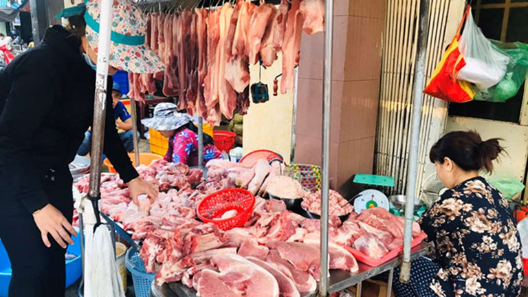 Giá thịt lợn chợ dân sinh vẫn cao ngất ngưởng.