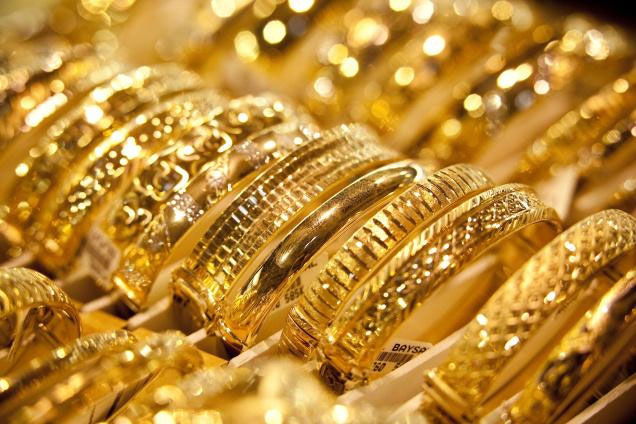 Bảng giá vàng hôm nay 18/4, nhu cầu thị trường giảm khiến giá vàng SJC, vàng 9999 lao dốc phiên giao dịch cuối tuần, giảm từ 100.000 - 150.000 đồng/lượng