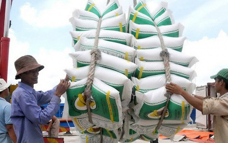 Giá gạo hôm nay 18/4, giá gạo Đồng bằng sông Cửu Long “nằm một chỗ” trong khi đó giá lúa đang đi lên, đây là nghịch lý vì giá lúa và gạo phải cùng tăng.
