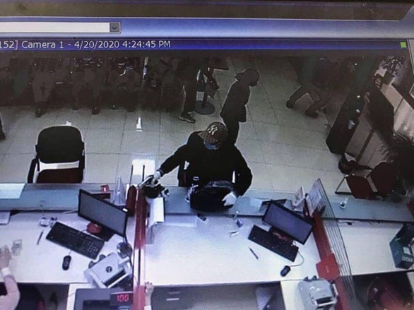 Nghi phạm bịt mặt, mặc quần áo màu đen xông vào cướp ngân hàng nhưng bất thành - Ảnh từ camera an ninh