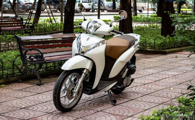 Năm 2020, Honda Việt Nam đã công bố bổ sung thêm 2 gam màu mới đối với phiên bản Thời trang của Honda SH Mode: Màu xanh lam dịu nhẹ và màu trắng ngà trông tinh tế mà không kém phần sang trọng.