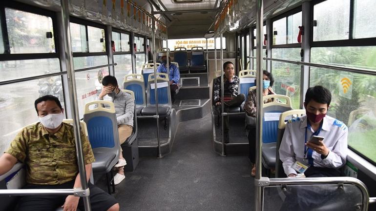 Xe buýt, taxi, xe 9 chỗ ngồi hoạt động ở Hà Nội nhưng với tần xuất thấp. (Ảnh: Zing.vn).