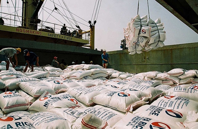 Giá gạo hôm nay 27/4, gạo nếp xuất khẩu hiện không có hạn ngạch, xuất khẩu bình thường, do đó xuất khẩu gạo nếp tăng, thị trường trong nước tiêu thụ gạo nếp thấp.