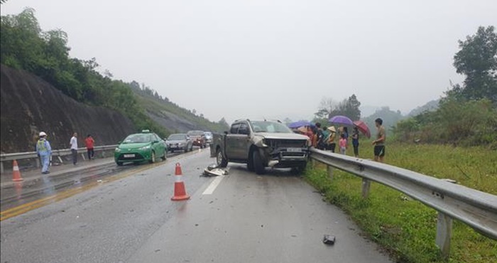 ào khoảng 8 giờ 20 phút ngày 1/5/2020, tại km156+850 đường Cao tốc Nội Bài - Lài Cai, thuộc địa phận xã Tân Hợp, huyện Văn Yên, tỉnh Yên Bái đã xảy ra vụ tai nạn giao thông giữa 3 xe ô tô làm 2 người bị thương. Ảnh: Tuấn Anh/TTXVN.