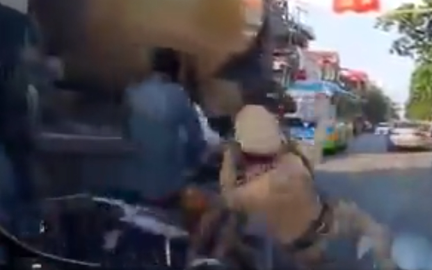 Hình ảnh CSGT bị tông ngã văng xuống đường. Ảnh cắt từ clip