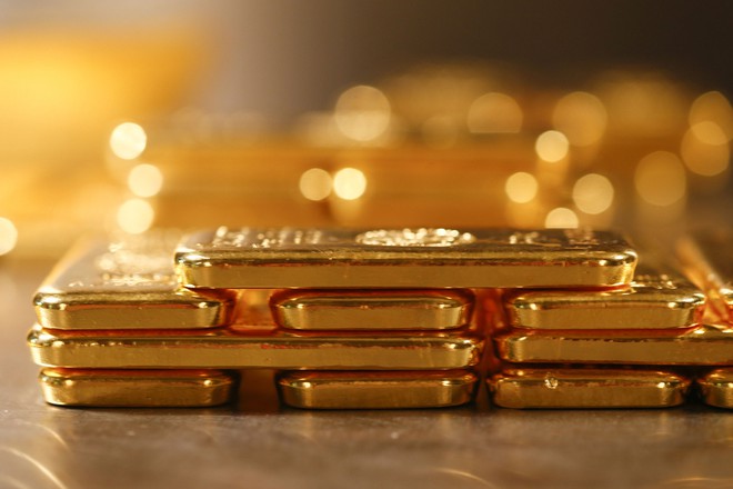 Giá vàng hôm nay 13/5, khảo sát giá vàng thế giới diễn biến thất thường khi tăng vọt qua ngưỡng đảm bảo 1.700 USD/ounce, trong nước giá vàng tăng nhẹ.