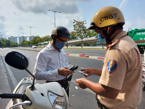 Từ ngày 15/5, công an TP Hà Nội, TP HCM ra quân tổng kiểm soát giao thông đường bộ, có quyền dừng xe kiểm tra ngay cả khi không có lỗi. Những lỗi gì được nộp tiền phạt trực tiếp cho CSGT?