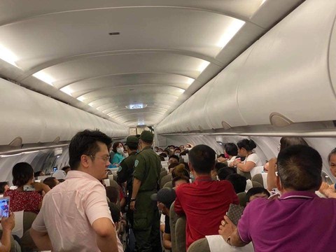 Sự việc xảy ra trên chuyến bay VN291 đêm qua (21/5) từ Hà Nội đi TP HCM, an ninh sân bay buộc phải yêu cầu 2 nam hành khách rời máy bay do có hành vi gây rối.