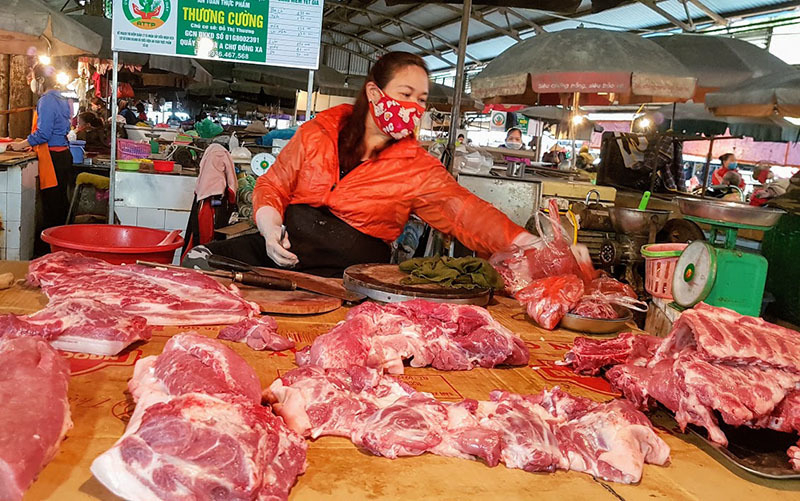 Giá sườn non vẫn đang ở mức cao nhất 280.000 đồng/kg, thịt ba rọi rút sườn 250.000 đồng/kg, ba rọi có sườn 200.000 đồng/kg
