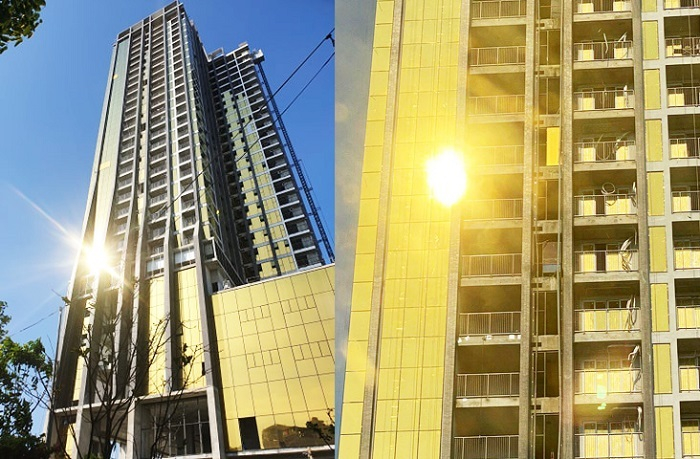 Ánh sáng mặt trời phản chiếu rất mạnh từ các tấm kính vàng gây chói mắt khi hướng mắt về phía tòa nhà.
