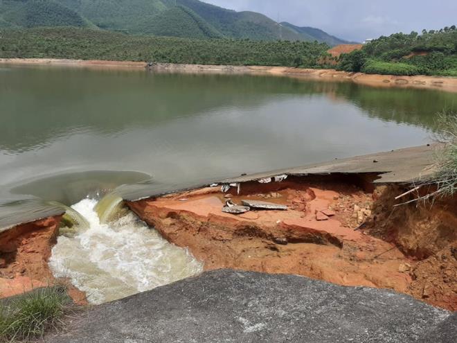 Sáng 28/5, đập chứa nước Đầm Thìn (xã Cấp Dẫn, huyện Cẩm Khê, Phú Thọ) rộng hơn 15 ha, chứa khoảng 600.000 m3 nước bị vỡ.