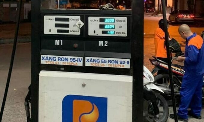 Cây xăng tại 95 Vũ Ngọc Phan ngừng bán xăng RON95 khi bị kiểm tra đêm qua. Ảnh: Quản lý thị trường cung cấp.