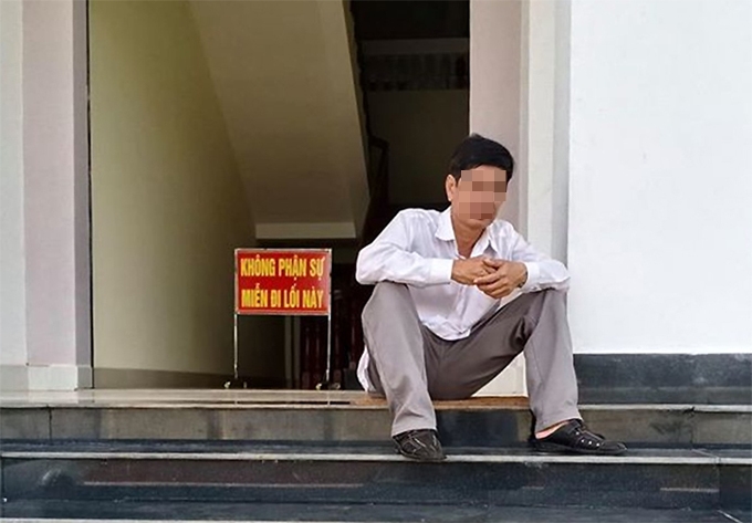 Ông Lương Hữu Phước được cho là đã nhảy lầu tự tử ở tòa án. Ảnh: Ông ngồi tại trụ sở TAND tỉnh Bình Phước trước khi nghe tuyên án sáng 29/5. Ảnh: Luật sư cung cấp.