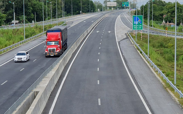Bộ Giao thông Vận tải tính toán suất đầu tư mỗi km cao tốc Bắc - Nam 4 làn xe là 115 tỷ đồng (khoảng 5 triệu USD cho một km).
