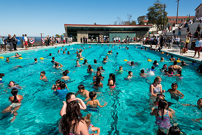 Nền nhiệt độ nóng mùa hè đi bơi được coi cách giải nhiệt. Trong thời tiết nóng nực đó, nếu đi bơi ở bể liệu có lây truyền virus SARS-CoV-2 không?