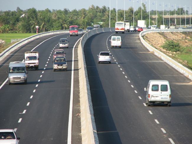 Tại dự thảo Luật Giao thông đường bộ sửa đổi, Bộ GTVT đề xuất thu phí trên các tuyến cao tốc sẽ thực hiện suốt vòng đời dự án, tức là việc thu phí trên các tuyến cao tốc sẽ vĩnh viễn.