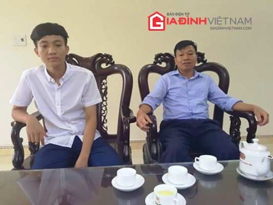 Ông Nguyễn Hữu Tuân - chủ tịch xã Giai Phạm (bên phải) và ông Nguyễn Thế Huy (trái) cán bộ địa chính xã.