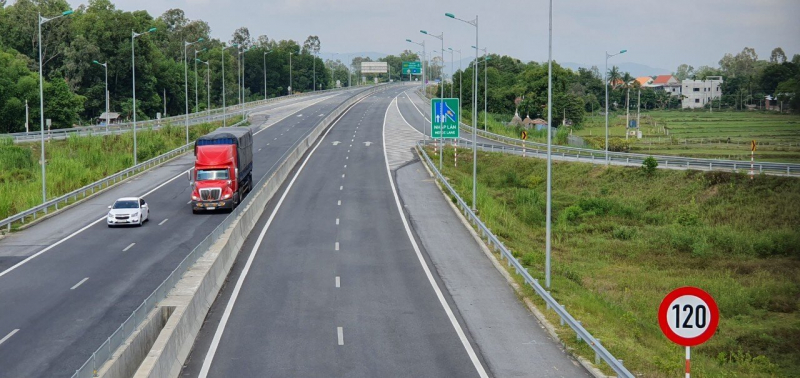 Trong 6 tháng đầu năm 2020, cao tốc Đà Nẵng - Quảng Ngãi phục vụ 950 nghìn lượt phương tiện lưu thông