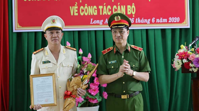 Thiếu tướng Nguyễn Duy Ngọc sáng ngày 26/6 đã công bố các quyết định điều động Đại tá Lê Hồng Nam, Giám đốc Công an tỉnh Long An đến nhận công tác, giữ chức vụ Giám đốc Công an TP HCM.