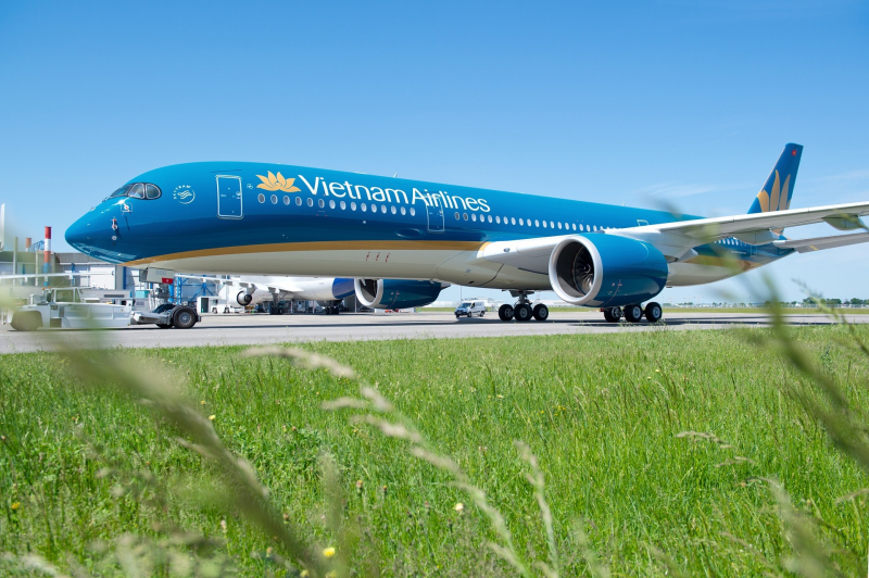 Máy bay Airbus A350-900 của Vietnam Airlines gặp sự cố, bị mắc kẹt trên đường băng 20 phút. Sân bay Nội Bài phải tạm đóng đường băng.