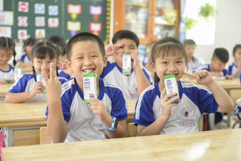 Các em học sinh trường Tiểu học Trang Tấn Khương, xã Long Thới, huyện Nhà Bè vui vẻ đón nhận những hộp sữa an toàn từ chương trình SHĐ