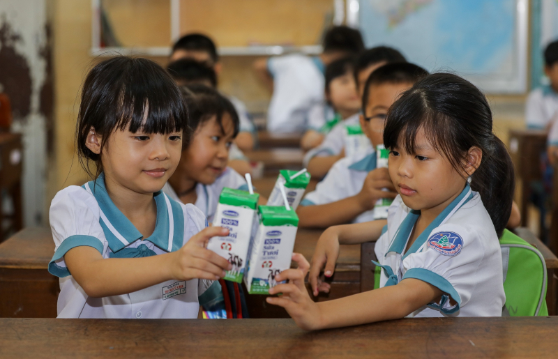 Việc uống sữa mỗi ngày khi đến lớp góp phần giúp các em có thêm năng lượng để học tập, tham gia vào các hoạt động, góp phần phát triển thể trạng một cách toàn diện.