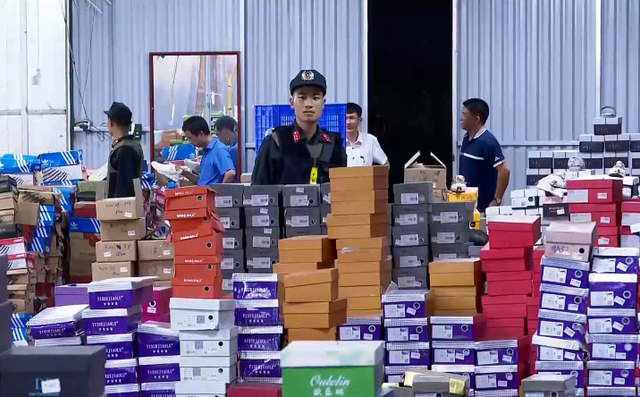 Gần 100 cảnh sát cơ động và lực lượng Quản lý thị trường đã ập vào kiểm tra kho hàng lậu có địa chỉ tại 145 Hoàng Diệu, TP Lào Cai, diện tích hơn 10.000m2