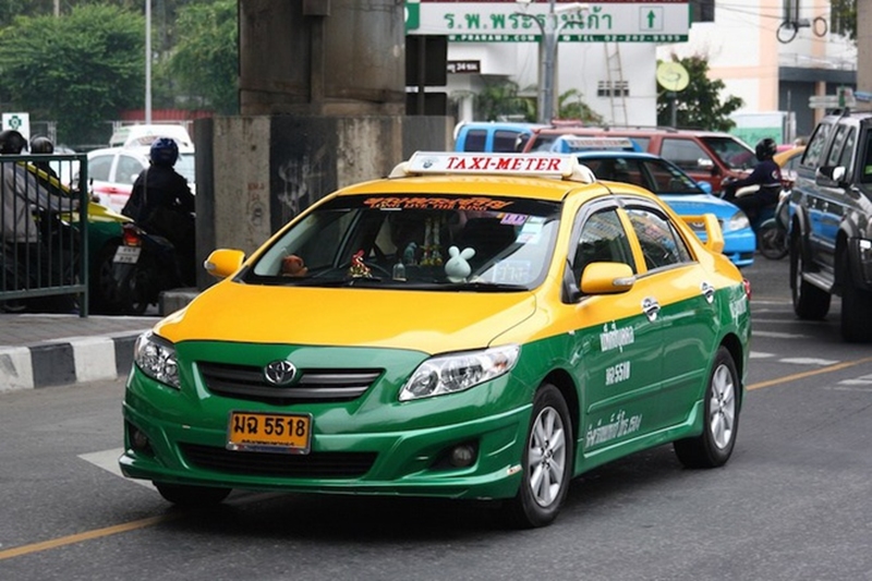 Ở các quốc gia khác trên thế giới, biển số màu vàng được dùng cho nhiều loại xe khác nhau. Ở các quốc gia như Thái Lan, Ai Cập, Thụy Điển… những xe taxi khi đăng ký bắt buộc sử dụng biển số nền vàng chữ đen