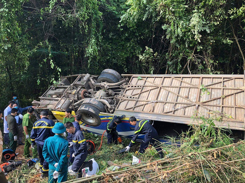 Liên quan vụ xe khách 48 lao xuống vực tại Kon Tum, Phó Thủ tướng Thường trực Trương Hòa Bình chỉ đạo khắc phục nhanh hậu quả, điều tra nguyên nhân vụ tai nạn nghiêm trọng này.