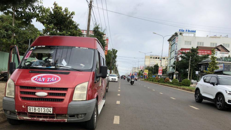 Xe khách 81B- 013.04 bị TTGT Gia Lai xử phạt trên đường Nguyễn Tất Thành, Tp.Pleiku